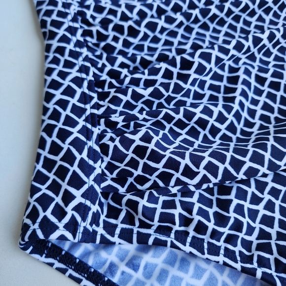 L.L. Bean Women’s Navy Blue White Geo Print Swimsuit Square Neck UPF 50+ Sz 4 - Picture 3 of 12